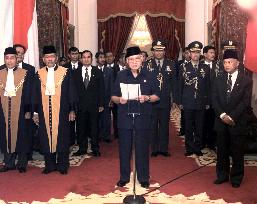 Suharto announces resignation